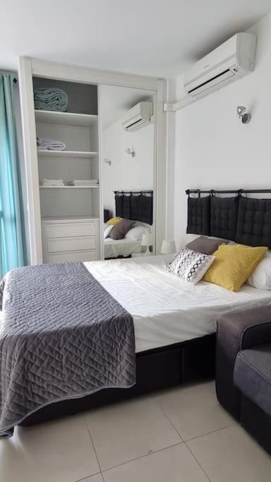 Minerva. Moderno Estudio. Vistas Al Mar Y Montana Lejlighed